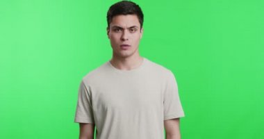 Genç adam kameraya elleriyle ateş ediyor.