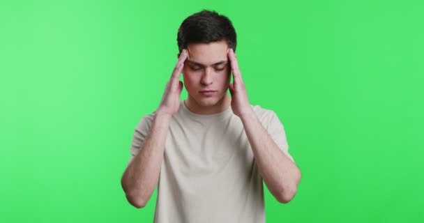 Mladý muž s bolestí hlavy si masíruje spánky — Stock video