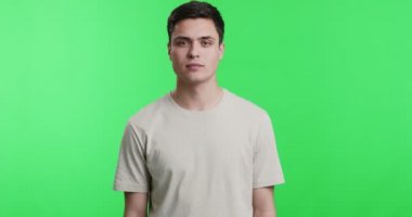 Yanaklarına tokat atan genç bir adam.