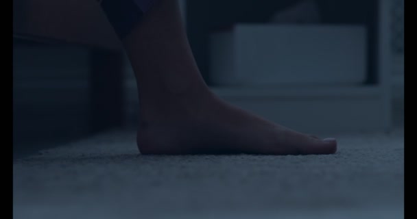 Voeten van een vrouw die uit bed stapt en opzij loopt — Stockvideo