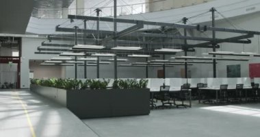 Konferans alanı ve kapalı bilgisayarları olan modern işyeri