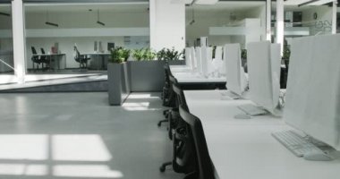 Kapağına bilgisayar sarılmış boş bir kiralık ofis.