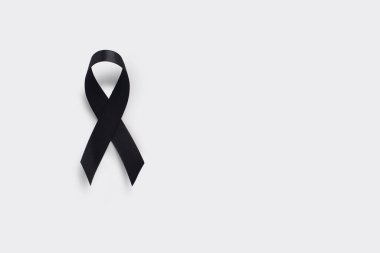 Melanoma ve cilt kanseri farkındalığı kurdelesi. Gerçekçi Siyah Kurdele