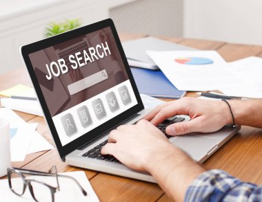 Bilgisayarında iş arama motoru olan bir adam bilgisayar kullanıyor.