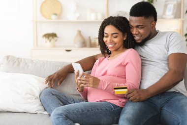 Siyah ailenin satın almak için mobil uygulama kullanmasını bekliyor
