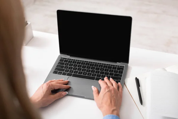 Marketing en smm. Vrouw werkt op laptop, in de buurt van notebook en pen — Stockfoto