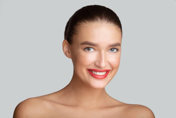 Mujer con labios rojos sobre fondo gris — Foto de Stock