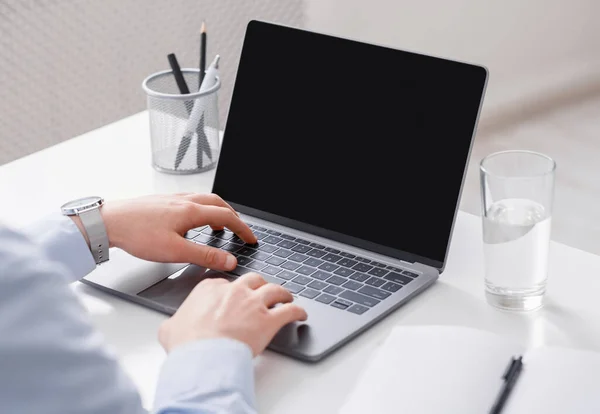 Trabajar en línea de forma remota. Empresario utiliza ordenador portátil de la pantalla en blanco —  Fotos de Stock