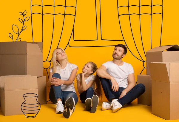 Família com criança sonhando com novo apartamento mobiliado em fundo laranja com desenhos doodle — Fotografia de Stock