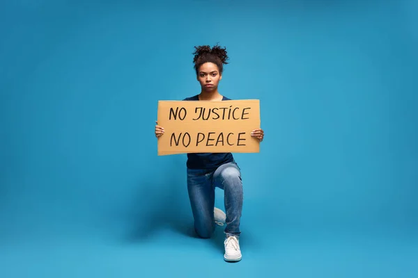 アメリカの抗議行動のスローガンで立っている黒人女性 — ストック写真