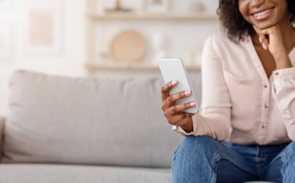 Comunicação móvel. Sorrindo menina negra usando Smartphone moderno em casa, foco seletivo — Fotografia de Stock