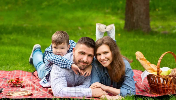 Encantadora familia de picnic al aire libre con su adorable hijo — Foto de Stock