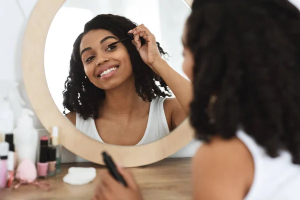 Makeup harian. Wanita Hitam Cantik Menerapkan Mascara On Eyelashes Di Rumah — Stok Foto