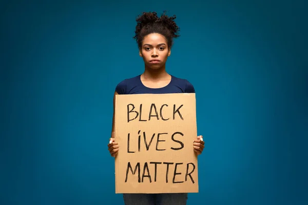 Africano americano mulher segurando cartaz com texto BLM — Fotografia de Stock