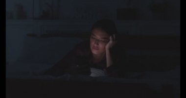 Cep telefonuyla iletişim kuran genç bir kadın, gece geç saatlere kadar uyuyamıyor.