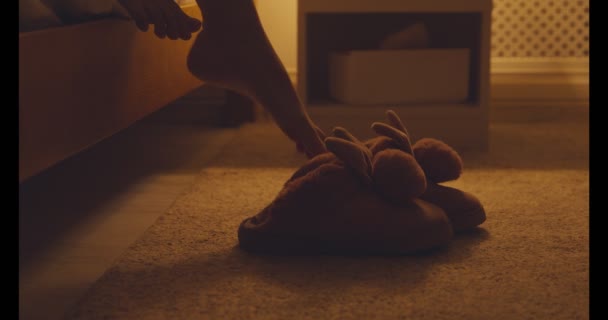 Mujer con zapatillas calientes después de levantarse de la cama — Vídeo de stock