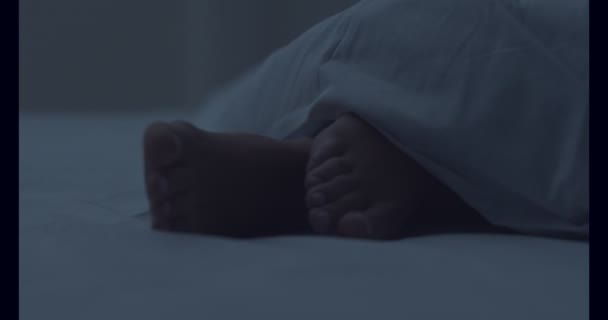 Schöne weibliche nackte Füße unter weißer Decke, Nahaufnahme — Stockvideo