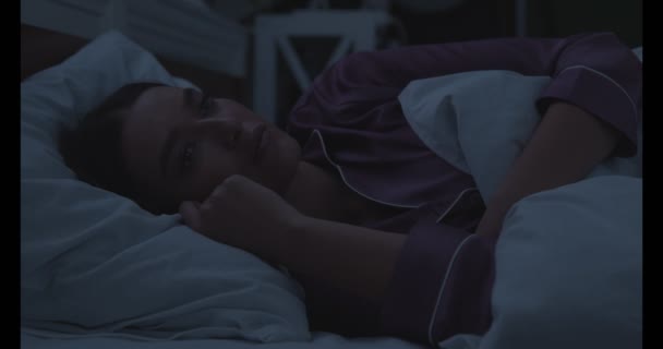 Wanita di malam hari menderita insomnia di tempat tidur — Stok Video