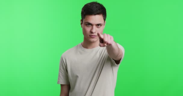 Молодий чоловік вказує пальцем на камеру, звинувачуючи тебе — стокове відео