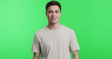 Heyecanlı genç adam el çırpıyor ve yumruklarını sallıyor.