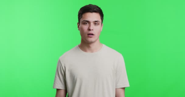 Jeune homme faisant geste suicidaire, fond chromatique clé — Video