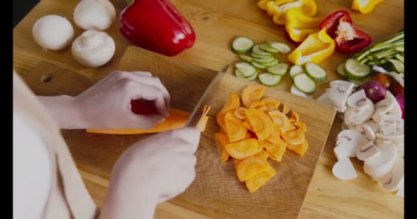 Nyers répát vágó nő a konyhaasztalon — Stock videók