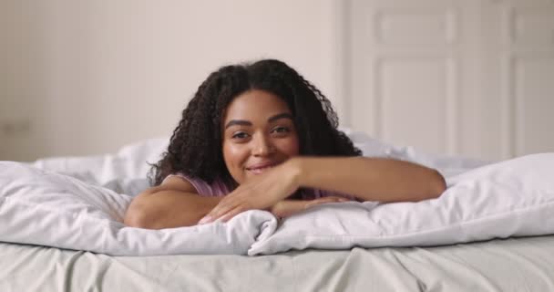 Jeune femme afro-américaine geste pouce vers le haut au lit — Video