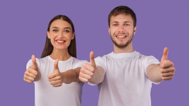 Mutlu çift başparmağını kaldırıyor ve gülümsüyor