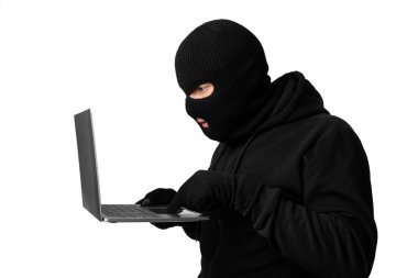 Hacker bir bilgisayardan özel bilgi indiriyor