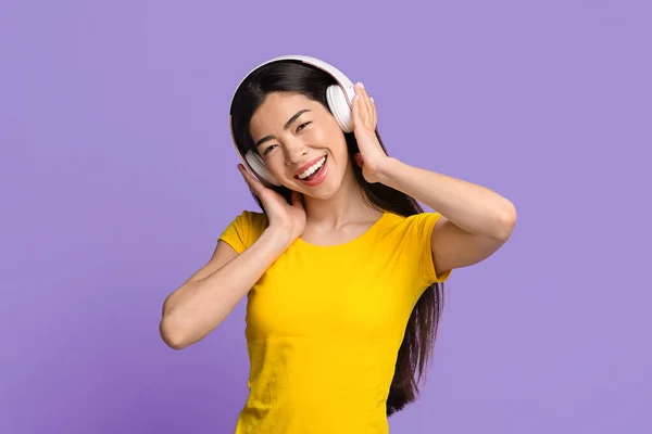 Casque sans fil pour la musique. Portrait de fille asiatique appréciant écouter des chansons préférées — Photo