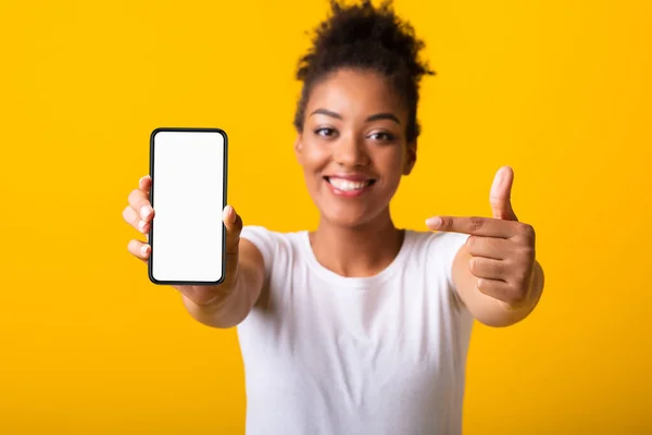Meisje toont witte lege mobiele telefoon scherm — Stockfoto