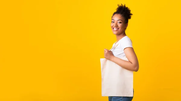 Afro-Frau mit leerem Öko-Sack zum Attrappen — Stockfoto