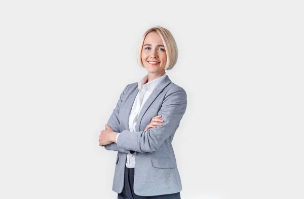 Bella donna d'affari felice con braccia incrociate su sfondo grigio — Foto Stock