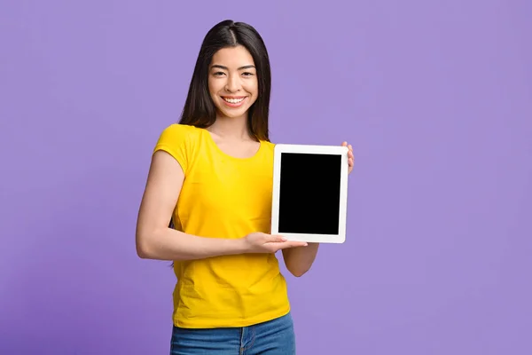 教育アプリ。黒い空の画面でデジタルタブレットを表示する幸せなアジアの女の子 — ストック写真