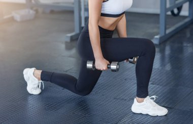 Dambılı tanınmayan bir kız spor kulübüne saldırıyor, yakın plan çekiyor.