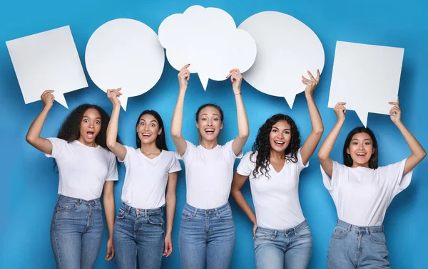 Excited Multicultural Girls Holding Speech Bubbles Above Heads, Blue Background — Stock Photo, Image