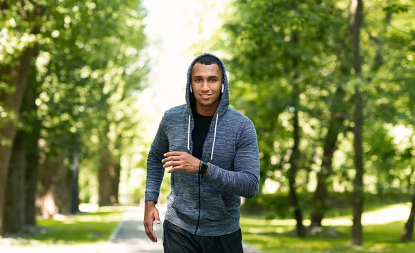 Treinamento de atleta negro sorridente para maratona no parque verde no verão — Fotografia de Stock