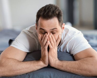 Uykucu Adam Ovuyor Gözler uyanıyor Yatakta uzanıyor