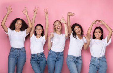 Pembe Stüdyo Arkaplanına Farklı Semboller Yerleştiren Beş Kız