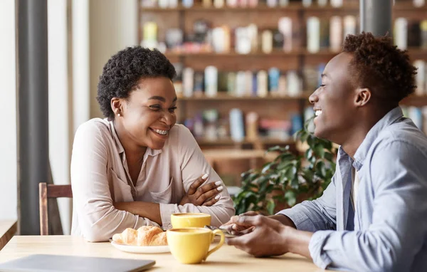 Bello nero ragazzo con la sua bella ragazza al primo appuntamento al caffè — Foto Stock