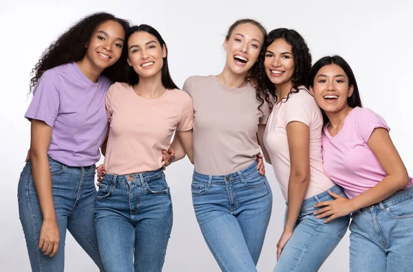 Cinq femmes heureuses étreignant souriant debout sur fond blanc — Photo