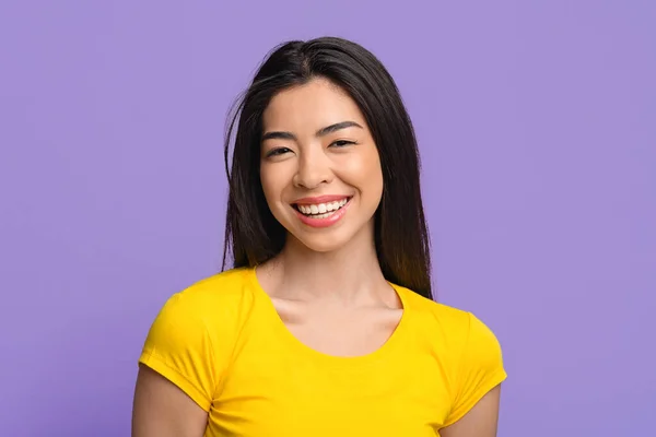Ren lycka. Närbild Portraif av glada asiatiska flicka vänliga brett leende — Stockfoto