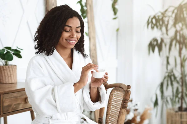 Perawatan Kulit. Beautiful Black Girl After Showering Applying Moisturising Cream On Face — Stok Foto