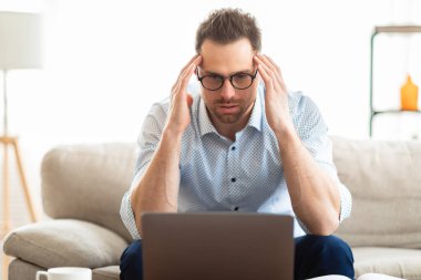 Özel bilgisayarını kullanarak Amerikan müdürünü şok etti.