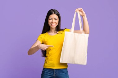 Tasarımın için bir model. Neşeli Asyalı Kız Boş Çanta 'yı gösteriyor