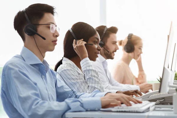 Equipo de telemarketing o de atención al cliente que presta asistencia a los clientes en la oficina del centro de llamadas —  Fotos de Stock