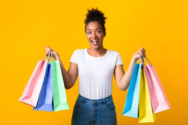Retrato de mulher negra alegre segurando sacos de compras — Fotografia de Stock