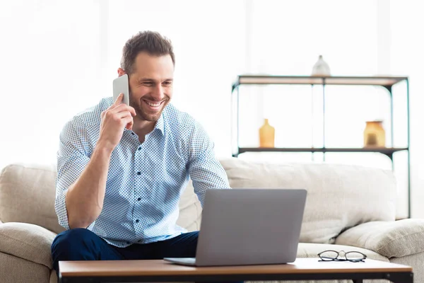 Retrato de exitoso hombre de negocios sonriente usando teléfono y PC — Foto de Stock