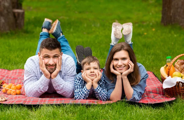 Porträtt av ung familj som har picknick tillsammans med sin son utomhus — Stockfoto