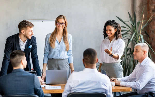 Chers collègues, présenter et réfléchir à une idée d'entreprise en exercice — Photo